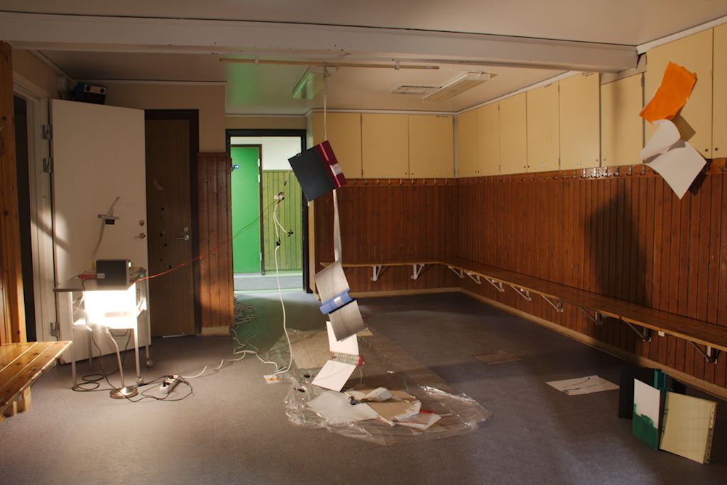 Installation av Jan Matsson i ishallens omklädningsrum.